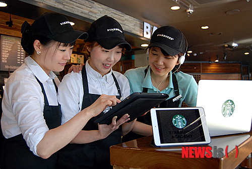 【서울=뉴시스】박상권 기자 = 스타벅스 바리스타들이 모바일 기기 및 노트북을 이용해 5일 론칭한 스타벅 스 아카데미 컨텐츠를 학습하고 있다(사진=스타벅스커피 코리아 제공)&nbsp;&nbsp; photo@newsis.com