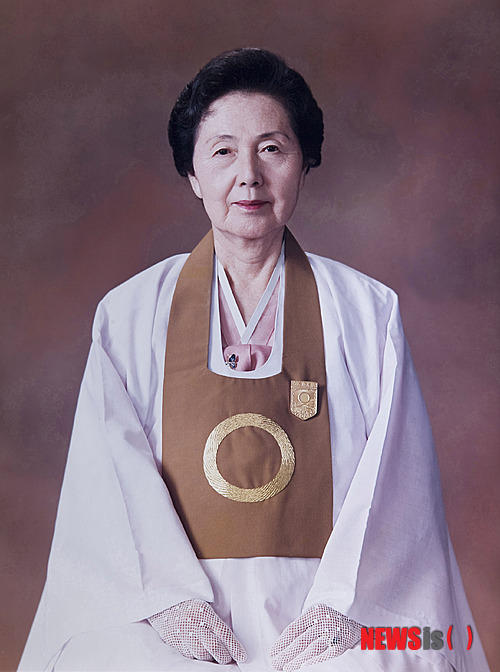 【서울=뉴시스】홍석현 중앙일보·JTBC 회장의 어머니이자 이건희 삼성전자 회장의 장모인 원불교 김윤남(신타원 김혜성) 원정사(圓正師)가 5일 오전 11시 노환으로 열반했다. 90세. 법랍 50년.장례는 원불교 교단장으로 치러진다. 빈소는 삼성서울병원 17호실, 발인은 8일 오전 7시30분이다. 2013.06.05. (사진=중앙일보 제공) photo@newsis.com
