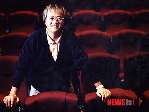 【서울=뉴시스】이재훈 기자 = "조용필 선배님 19집이 안 됐으면 '슈퍼 소닉' 자체가 위험했겠죠. 허허허."&nbsp; 가수 조용필(63)이 데뷔 45년 만에 처음으로 참가하는 음악 페스티벌 '슈퍼소닉 2013'을 주최하는 PMC네트웍스 송승환(56) 회장은 5일 "조용필 선배가 19집을 내기 전부터 (페스티벌에 참가하려는) 아이디어가 있었다"고 밝혔다.&nbsp; 조용필은 8월 14, 15일 서울 방이동 올림픽공원에서 열리는 도심형 뮤직페스티벌 '슈퍼소닉 2013'의 둘째날 헤드라이너다. 출연료 전액을 이 페스티벌의 '헬로 스테이지'에 쓰라고 기부했다.&nbsp; 송승환은 조용필에게 오래 전부터 러브콜을 보냈다. "한국 가수 헤드라이너라는 명분으로 설득을 했는데 이번에 흔쾌히 응해줬다"고 알렸다. "기분이 참 좋아요. 외국 가수에 의존해왔는데, 헤드라이너를 한국 가수로 내세워 기쁩니다. 어제도 선배님과 이야기를 나눴는데 뿌듯해하셨어요."&nbsp; 송승환과 조용필은 친분이 두텁다. 송승환이 1980년대를 KBS 2TV '젊음의 행진' MC였을 때 조용필은 이 프로그램에 여러 번 출연했다. 당시 이 프로그램뿐 아니라 여러 방송에서 '조용필 스페셜' 등 콘서트를 내보냈는데 그 때마다 MC가 송승환이었다.&nbsp; "제가 뉴욕에 있을 때 조용필 선배님이 공연하러 오셨는데 저희 집 와서 설렁탕 먹고 나이트클럽 전전하면서 술을 먹은 추억이 있어요. 인생에 다시 전성기를 맞이하고 계셔서 참 좋습니다."&nbsp; 지난해 첫선을 보인 '슈퍼소닉'은 일본 유명 음악페스티벌 '서머 소닉'과 연계해 라인업을 구성하고 있다. 그러나 미국의 세계적인 하드록 밴드 '메탈리카'와 영국의 세계적인 록밴드 '뮤즈'는 8월10일 도쿄·11일 오사카 '서머 소닉'에는 출연하나 '슈퍼 소닉'으로는 오지 않는다.&nbsp; 대신 같은 달 8월 17, 18일 서울 잠실종합운동장에서 열리는 '현대카드 슈퍼콘서트 19 시티브레이크'의 헤드라이너로 나선다. 이들의 출연료는 팀당 20억원인 것으로 전해졌다.&nbsp; 영국 밴드 '뉴 오더', 벨기에 출신 호주 싱어송라이터 고티에(33), 한국 록밴드 '자우림 '국카스텐' '장기하와 얼굴들' 등이 등장한 '슈퍼 소닉' 첫회는 적자를 봤다.&nbsp; 송승환은 '슈퍼소닉'과 '시티브레이크' 뿐 아니라 '안산 밸리 록 페스티벌' '펜타포트 록 페스티벌' 등 음악페스티벌이 범람하면서 헤드라이너 경쟁이 치열해진 것은 바람직하지 않다고 봤다. "헤드라이너 몸값이 올라갔어요. 저희도 후발주자라 책임을 면할 수 없지만 시장에 비해 과잉이라는 생각은 하고 있습니다. 그래서 한국 가수가 헤드라이너가 된 것이 의미가 있다고 봐요. 저희가 원하는 A급이 출연했으면, 선배님과 투톱이 됐을 텐데, 지금은 원톱이죠. 그래도 우리에게 러키하다고 생각합니다."&nbsp; 중요한 헤드라이너였으나 출연료가 높았던 만큼 위험을 줄였다는 안도감도 있다. "필요한 뮤지션이기는 했지만, 그 정도의 개런티를 지불해야 하는 지에 대해서는 회의감이 있어요. 그런 비싼 개런티를 주고 데리고 오고 싶지는 않습니다. 지금 개런티의 반이었으면, 적당하다고 생각해요. 저희는 엔터테인먼트 기업이라 수익을 내는 게 공연이죠. 그런데 일반 기업은 페스티벌이 아니라도 다른 수익이 있기 때문에 공정 경쟁이 아니에요. 엔터테인먼트 업계에도 경쟁 민주화가 돼야 하지 않느냐는 생각입니다. 어려운 게임이죠. 그런 의미에서 대안을 찾았어야 했고, 그 분이 바로 조용필 선배님이었습니다. 19집이 히트하는 등 여러가지 타이밍이 좋았어요."&nbsp; "다른 페스티벌과 다른 방향으로 가야 하지 않겠느냐"고 판단한 송 회장이 차선책으로 내놓은 것이 '가족형 페스티벌'이다. "4개국의 레전드가 출연합니다. 한국의 '조용필과 위대한 탄생', 영국의 '펫 숍 보이스', 이탈리아의 '뉴트롤스', 미국의 '어스, 윈드 앤드 파이어', 50~60대들이 열광할 만한 헤드라이너죠. 젊은이들이 엄마 아빠 손 잡고 즐겼으면 하는 의도입니다. 앞으로 슈퍼소닉은 그런 방향을 주도할 거예요. 그것이 살아남을 수 있는 길이라고 생각합니다."&nbsp; 송승환은 1997년 넌버벌 퍼포먼스의 효시 격인 '난타'를 제작하면서 뮤지컬·연극계 대부로 자리매김했다. 이후 '대장금' '젊음의 행진' '달고나' 등의 창작뮤지컬을 만들었다. PMC네트웍스는 '난타' 등을 제작한 PMC프러덕션의 계열사다.&nbsp;&nbsp; "연극과 뮤지컬을 제작하다 보니 야외 공연에 관심을 가지게 됐어요. 그런데 야외에서 연극과 뮤지컬을 공연하는 것은 쉽지 않죠. 야외는 콘서트잖아요. 최성욱 대표와 이야기를 하다가 음악페스티벌을 기획하게 됐습니다. 최 대표에게 많은 것을 배워가며 일하고 있습니다."&nbsp; 연세대 건축공학과와 경영대학원을 나온 최성욱(40) PMC네트웍스 대표는 콘서트계에서 잔뼈가 굵은 인물이다. 좋은콘서트 대표, 엠넷미디어 공연사업부장, CJ E&M 콘서트사업부장 등을 거쳤다.&nbsp; 물론, 송승환이 음악에 문외한인 것은 아니다. 배우 출신임에도 콘서트 시장이 형성되던 1980년대 후반 이미 업계에 뛰어들었다. 가수 변진섭, 이승환, 듀오 '봄여름가을겨울', 조덕배 콘서트를 제작 또는 기획했다. 강수지의 데뷔 음반도 제작했다. 또 1980년대 후반부터 1990년대 초까지 KBS 라디오의 대표적 심야 가요프로그램인 '밤을 잊은 그대에게'의 DJ로 팝송도 접했다.&nbsp; "음악 페스티벌이 매력이 있습니다. 사실 연극과 뮤지컬보다 더 힘들기는 해요. 그런데 '난타'에서 번 돈을 왜 까먹겠습니까. 경쟁이 치열해지면서 슈퍼소닉이 2년 만에 좌초하는 것이 아닌가 위기감도 있었어요. 회사 차원에서 수익도 중요하지만 길게 봐야 한다고 생각합니다. 플러스 알파를 찾아내는 것이 살아남는데 중요한 것 같아요. 섭외, 기업의 참여 등의 어려움이 있지만 경쟁이 꼭 나쁜 것은 아니라는 생각도 들어요. 페스티벌의 새로운 모델이 나오지 않을까 합니다. 도심형 페스티벌은 처음이니 3, 4년 가면 자리를 잡지 않을까 기대하고 있습니다."&nbsp; 1996년 설립한 PMC는 '퍼포먼스 뮤직 앤 시네마'의 머릿글자다. "연극과 뮤지컬로는 한계가 있으니 다양한 장르에 관심을 기울이고 있어요. 회사 이름에 따라 저희가 언젠가 영화사업도 할 수 있겠죠. 엔터테인먼트의 모든 것을 아우르고 싶은데 그 중 하나가 음악페스티벌입니다."&nbsp; PMC네트웍스는 지난달 17, 18일 경기 가평에서 열린 '자라섬 리듬 앤 바비큐 페스티벌', 7~9일 강원 춘천 남이섬에서 열리는 뮤직페스티벌 '레인보우 아일랜드 2013 뮤직&캠핑'에도 참여하고 있다.&nbsp; 성신여대 융합문화예술대학장이기도 한 송 회장은 올해 안식년을 맞았다. "공연을 많이 보러 다닐 계획입니다. 8월에는 '난타' 후속인 '웨딩'이 에딘버러 페스티벌에 참가해요. '난타'가 1999년 에딘버러에서 공연했으니 14년 만이죠. 이 페스티벌은 2차 세계대전 직후 시작했는데 공식 페스티벌에 참가하지 못한 작품들이 본 행사장 주변에서 공연한 '프린지'가 오히려 인기를 끌게 됐죠. 음악 페스티벌도 초창기라 어떻게 변형될 지 모르잖아요. '슈퍼소닉'이 어떻게 변할지 지켜봐주세요."&nbsp; realpaper7@newsis.com 