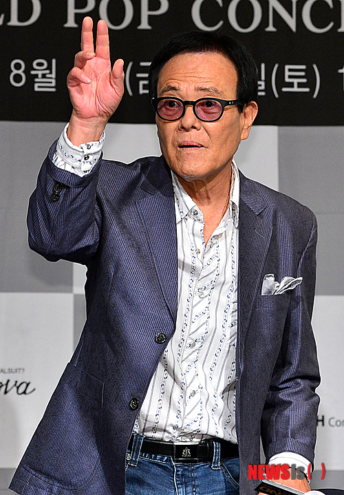 【서울=뉴시스】조종원 기자 = 5일 오후 서울 강남구 역삼동 노보텔앰배서더 강남점에서 열린 월드 팝 콘서트 인 코리아 제작발표회에서 방송인 자니윤이 손인사를 하고 있다.&nbsp; 월드 팝 콘서트 인 코리아는 1970~80년대에 활동했던 팝스타들이 세계 최초로 한국에서 함께 공연을 펼치며 제랄드 졸링, F.R. 데이비드, 올포원, 애니타 워드, 조이가 한자리에 모여 공연을 진행하고 2013년 8월9일~10일 서울 연세대학교 노천극장과 11일 제주 컨벤션 센터에서 개최될 예정이다. 2013.06.05.&nbsp; choswat@newsis.com