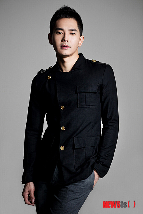 【서울=뉴시스】오제일 기자 = 탤런트 온주완(30)이 KBS 2TV 새 수목드라마 '칼과 꽃'에 출연한다. 용맹하고 예리한 고구려 왕족 출신 '장'을 연기한다. '왕이 될 수 있는 능력'을 가졌지만, '왕이 될 수 없는 운명'을 타고난 왕실의 호위대장으로 극중 갈등의 중심에 서 있는 캐릭터다. 온주완은 "뒤늦게 합류한 만큼 열심히 하겠다. 우리 역사와 함께 '칼과 꽃'에 많은 관심과 사랑 부탁한다"고 전했다. '칼과 꽃'은 원수지간인 선대의 어긋난 운명에서도 사랑에 빠지는 연인의 이야기다. 김영철(60), 최민수(51), 엄태웅(39), 김옥빈(26) 등이 함께한다. KBS 2TV 드라마 '적도의 남자'를 연출한 김용수 PD와 KBS 2TV 드라마 '보디가드' '엄마도 예쁘다' 등을 쓴 권민수 작가가 호흡을 맞춘다. '천명' 후속으로 7월3일 첫 방송된다. kafka@newiss.com