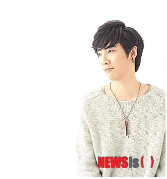 【서울=뉴시스】오제일 기자 = 가수 렌(30)이 미니앨범 '오늘도 내일도'를 발표했다.&nbsp; 타이틀곡 '오늘도 내일도'를 비롯해 팝 스타 빌리 조엘의 '피아노맨'을 모티브로 한 '피아노맨' 등 2곡이 실렸다. 기계음을 사용하지 않은 것이 특징으로 렌이 작사·작곡했다.&nbsp; 소속사 GY뮤직은 "이번 미니앨범은 피아노치는 가수 렌이 싱어송라이터임을 다시 한번 부각한 앨범"이라고 전했다.&nbsp; '오늘도 내일도'는 가수 성시경의 '거리에서'를 편곡한 작곡가 겸 가수 나원주가 편곡했다. 서정적인 피아노 멜로디 라인에 14인 오케스트라 사운드가 더해졌다. 소중한 사람에게 고마움을 표현하는 곡이다. '피아노맨'은 하모니카의 흥겨운 멜로디 라인이 돋보이는 곡으로 불타는고구마가 편곡을 맡았다.&nbsp; 한편, 렌은 2009년 '드라뮤지끄'로 데뷔해 올초 KBS 2TV 오디션 프로그램 '내 생애 마지막 오디션'에서 가수 장민호(36)와 함께한 듀엣 '렌미노'로 우승했다. 일본과 한국을 오가며 활동 중이다.&nbsp; kafka@newsis.com