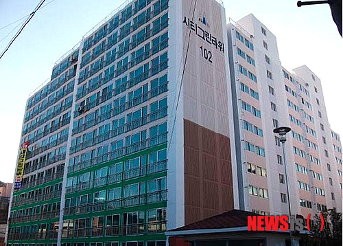 【부산=뉴시스】허상천 기자 = 부산 사하구 장림동 ‘장림유수지철거민주택조합’ 조합원 30여명은 "장림유수지 매립 댓가로 지은 ‘시티그린아파트’(사진)가 준공을 앞두고 조합원들이 영문도 모르는 빚더미에 얹혀 넘어갈 판”이라며 대책을 호소하고 있다. (2013.06.06) (사진 = 주택조합 제공)&nbsp; photo@newsis.com