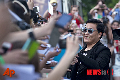 【서울=뉴시스】이재훈 기자 = 월드스타 싸이(36)의 신곡 '젠틀맨' 뮤직비디오가 영상사이트 유튜브 조회수 4억건을 돌파했다.&nbsp; '젠틀맨'은 7일 오전 11시 현재 약 4억210만건을 기록 중이다. 지난 4월13일 세계에 공개된 지 55일 만에 세운 기록이다. 지난달 9일 조회수 3억건을 넘어선 뒤로 29일 만이다.&nbsp; 미국의 싱어송라이터 브루노 마스(28)의 '더 레이지 송(The Lazy Song)'을 제치고 유튜브 역대 최다 조회 영상 16위로 뛰어올랐다.&nbsp; 지난해 7월15일 나온 '강남스타일' 뮤직비디오가 85일 만인 10월8일 4억건을 돌파한 것과 비교하면 약 1.5배 이상 빠른 속도다.&nbsp; 그러나 '강남스타일'보다 조회수 상승속도는 다소 떨어졌다. '강남스타일'은 3억건을 달성한 후 12일만에 4억건을 넘겼다.&nbsp; '강남스타일' 뮤직비디오는 이날 조회수 16억4000만건을 기록하며 유튜브 역대 가장 많이 본 영상 1위를 질주했다.&nbsp; 싸이는 7일(현지시간) 러시아 모스크바 올림피이스키 스타디움서 열리는 'MUZ-TV 뮤직 어워드'에 참석한다. 8일 영국 방송사 ITV 오디션 프로그램 '브리튼스 갓 탤런트 시즌7' 결선 축하 무대에도 오른다.&nbsp; 한편, '젠틀맨'은 6일(현지시간) 발표된 6월15일자 빌보드 싱글차트 '핫100'에서 56위를 차지했다. 지난주보다 10계단 떨어졌으나 8주째 순위권에 머물고 있다.&nbsp; realpaper7@newsis.com 