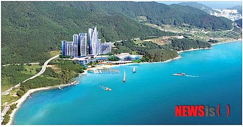 【서울=뉴시스】유희연 기자 = 대명리조트(콘도)는 오는 14일 경남 거제 리조트 오픈을 기념해 비발디파크(강원 홍천), 쏠비치(강원 양양), 변산(전북 부안), 제주, 경주 등의 리조트를 평생 이용할 수 있는 리조트회원권을 한정 분양한다고 7일 밝혔다.2013.06.07(사진=대명리조트 제공)&nbsp; lovely_jh@newsis.com 