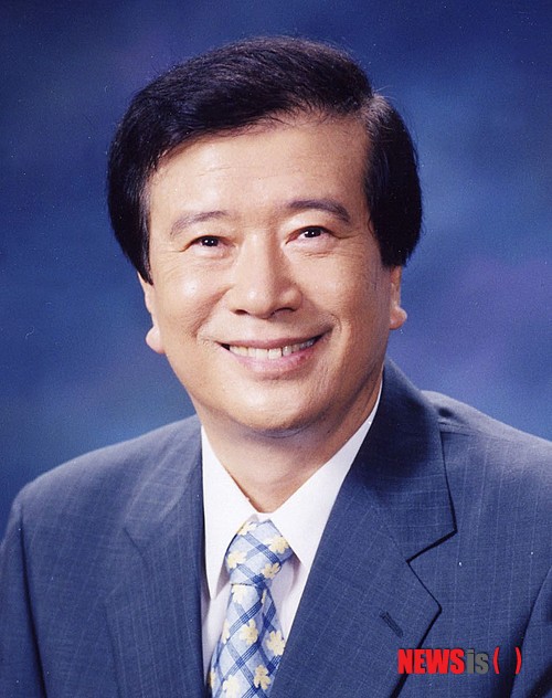 【제주=뉴시스】강재남 기자 = 제주국제자유도시개발센터(JDC)는 제6대 이사장에 김한욱(65) 전 제주특별자치도 행정부지사가 임명됐다고 7일 밝혔다. 신임 김한욱 JDC 이사장 모습. 2013.06.07. (사진= 뉴시스 DB)  photo@newsis.com 