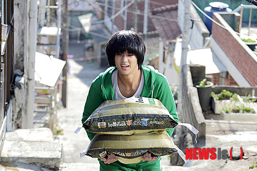 【서울=뉴시스】 김정환 기자 = 김수현(25)의 액션 ‘은밀하게 위대하게’(감독 장철수)가 개봉 이틀만에 누적관객 142만6923명을 기록했다. 현충일 휴일인 6일 1194개관에서 5757회 상영되며 91만9031명을 추가했다.&nbsp;&nbsp; 역대 최단기간에 140만명 이상의 관객을 확보한 비결은 2억5000만 뷰에 달하는 동명 원작 웹툰의 인기도 있겠지만, 김수현을 위시해 박기웅(28) 이현우(20) 등 꽃미남 3총사가 여심을 사로잡은 것이 주효했다.&nbsp; ‘딸바보 아빠’들도 주목할 만하다. 영화 예매사이트 맥스무비는 ‘은밀하게 위대하게’ 개봉 첫주(6월 5~9일) 상영분을 예매한 30대 이상 관객을 대상으로 동반 관람자에 대한 e-메일 설문조사를 했다.&nbsp; 응답자 1만1156명 중 ‘자녀 동반’이라고 답한 이가 45%로 가장 많았다. ‘연인 혹은 부부끼리’(28.1%), ‘기타’(16.2%), ‘친구끼리’(5.1%), ‘부모 동반’(5%) 순이다.&nbsp; ‘자녀 동반’ 응답자를 세분하면 ‘딸 동반’(83%)이 압도적이었고 ‘딸 아들 동반’(12%), ‘아들 동반’(5%) 순으로 나타났다. 사실상 ‘딸’이 동반된 가족이 95%에 달했다.&nbsp;&nbsp; ‘기타’ 응답자의 대다수는 남성이다. 자녀를 대신해 예매한 ‘아빠 관객’들이다. 이들에게 자녀의 성별을 다시 물으니 ‘딸’(97%)이 ‘아들’(3%)를 압도했다.&nbsp; 이 같은 설문 결과를 예매관객 구성비에 대입하면 ‘은밀하게 위대하게’ 관객 중 10대 딸을 둔 가족이 43%, 딸을 위해 예매를 한 아버지가 전체 관객의 약 15%를 차지하고 있는 셈이다. .&nbsp; 맥스무비 김형호 실장은 “‘은밀하게 위대하게’의 흥행세는 김수현의 티켓파워를 상징한다. 영화 소비자로서 10대 여성은 스스로의 경제력이 없더라도 아빠를 움직이도록 하는 소비력을 보유하고 있다는 사실을 보여준다”고 설명했다.&nbsp; ace@newsis.com