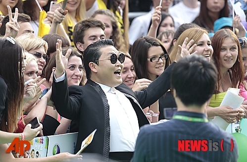 【서울=뉴시스】이재훈 기자 = 월드스타 싸이(36)의 첫 방문에 러시아가 들썩거렸다.&nbsp; 싸이는 7일(현지시간) 모스크바 올림피이스키 스타디움에서 음악전문 TV 무즈-테베(MUZ-TV)가 연 시상식 'MUZ-TV 뮤직 어워드'에 특별 게스트로 출연, 2만5000명의 환대를 받았다.&nbsp; 이날 마지막 순서로 무대에 오른 싸이는 신곡 '젠틀맨'과 글로벌히트곡 '강남스타일'을 불렀다. 특히 '강남스타일'을 노래할 때는 대다수의 관객들이 자리에서 일어나 '말춤'을 따라했다.&nbsp; 싸이는 공연을 마친 뒤 러시아어로 '고맙다'는 뜻의 '스바시바'를 거듭 외치며 무대에서 내려갔다.&nbsp; 주최 측은 이날 싸이에게 기존에 없던 특병상인 '올해의 세계 히트'(The World Breakthrough of Year) 상을 수여했다.&nbsp; 앞서 하루 전에도 싸이는 자신의 팬들에게 열렬한 환영을 받았다. 올림피스키 스타디움 앞에서 1000여명이 '강남스타일' 플래시 몹을 펼쳤다.&nbsp; 싸이는 트위터에 "내가 이 나라에서 이렇게 유명한 줄 몰랐다"고 적었다.&nbsp; 한편, 싸이는 8일 영국 방송사 ITV 오디션 프로그램 '브리튼스 갓 탤런트 시즌7' 결선 축하 무대에도 오른다.&nbsp; realpaper7@newsis.com&nbsp; 