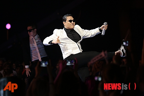 【서울=뉴시스】이재훈 기자 = 월드스타 싸이(36)의 첫 방문에 러시아가 들썩거렸다.&nbsp; 싸이는 7일(현지시간) 모스크바 올림피이스키 스타디움에서 음악전문 TV 무즈-테베(MUZ-TV)가 연 시상식 'MUZ-TV 뮤직 어워드'에 특별 게스트로 출연, 2만5000명의 환대를 받았다.&nbsp; 이날 마지막 순서로 무대에 오른 싸이는 신곡 '젠틀맨'과 글로벌히트곡 '강남스타일'을 불렀다. 특히 '강남스타일'을 노래할 때는 대다수의 관객들이 자리에서 일어나 '말춤'을 따라했다.&nbsp; 싸이는 공연을 마친 뒤 러시아어로 '고맙다'는 뜻의 '스바시바'를 거듭 외치며 무대에서 내려갔다.&nbsp; 주최 측은 이날 싸이에게 기존에 없던 특병상인 '올해의 세계 히트'(The World Breakthrough of Year) 상을 수여했다.&nbsp; 앞서 하루 전에도 싸이는 자신의 팬들에게 열렬한 환영을 받았다. 올림피스키 스타디움 앞에서 1000여명이 '강남스타일' 플래시 몹을 펼쳤다.&nbsp; 싸이는 트위터에 "내가 이 나라에서 이렇게 유명한 줄 몰랐다"고 적었다.&nbsp; 한편, 싸이는 8일 영국 방송사 ITV 오디션 프로그램 '브리튼스 갓 탤런트 시즌7' 결선 축하 무대에도 오른다.&nbsp; realpaper7@newsis.com&nbsp; 