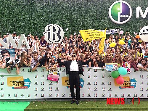 【서울=뉴시스】이재훈 기자 = 월드스타 싸이(36)의 첫 방문에 러시아가 들썩거렸다.&nbsp; 싸이는 7일(현지시간) 모스크바 올림피이스키 스타디움에서 음악전문 TV 무즈-테베(MUZ-TV)가 연 시상식 'MUZ-TV 뮤직 어워드'에 특별 게스트로 출연, 2만5000명의 환대를 받았다.&nbsp; 이날 마지막 순서로 무대에 오른 싸이는 신곡 '젠틀맨'과 글로벌히트곡 '강남스타일'을 불렀다. 특히 '강남스타일'을 노래할 때는 대다수의 관객들이 자리에서 일어나 '말춤'을 따라했다.&nbsp; 싸이는 공연을 마친 뒤 러시아어로 '고맙다'는 뜻의 '스바시바'를 거듭 외치며 무대에서 내려갔다.&nbsp; 주최 측은 이날 싸이에게 기존에 없던 특병상인 '올해의 세계 히트'(The World Breakthrough of Year) 상을 수여했다.&nbsp; 앞서 하루 전에도 싸이는 자신의 팬들에게 열렬한 환영을 받았다. 올림피스키 스타디움 앞에서 1000여명이 '강남스타일' 플래시 몹을 펼쳤다.&nbsp; 싸이는 트위터에 "내가 이 나라에서 이렇게 유명한 줄 몰랐다"고 적었다.&nbsp; 한편, 싸이는 8일 영국 방송사 ITV 오디션 프로그램 '브리튼스 갓 탤런트 시즌7' 결선 축하 무대에도 오른다.&nbsp; realpaper7@newsis.com&nbsp; 