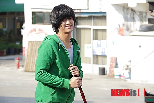 【서울=뉴시스】이재훈 기자 = 김수현(25) 박기웅(28) 이현우(20)의 코믹 액션물 '은밀하게 위대하게'(감독 장철수)가 개봉 사흘 만에 200만 관객을 넘겼다. 배급사 쇼박스에 따르면, 5일 개봉한 '은밀하게 위대하게'는 8일 자정 직후 200만 관객을 돌파했다. 이날 오전 11시 현재 225만8537명을 기록 중이다. 앞서 개봉 첫날 49만7560명을 끌어모은 '은밀하게 위대하게'는 이틀만인 6일 정오 100만명을 넘어섰다. 역대 최단기간 기록이다. 영화 관계자는 "여전히 70%대의 높은 예매율을 기록 중이라 이번 주말 중 300만 관객을 넘길 수도 있을 것이라 조심스레 예상하고 있다"고 기대했다. 2010년 포털사이트 '다음'에 연재, 인기를 누린 동명 웹툰이 원작이다. 분단 현실에서 정체성에 혼란을 겪는 남파간첩 ‘원류환’과 마을사람들 사이에서 일어나는 일을 그렸다. realpaper7@newsis.com