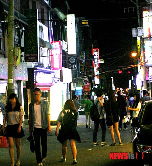 【춘천=뉴시스】박선애 기자 = 10일 오전 12시20분께 강원 춘천시 강원대학교 후문 먹자골목 거리에는 자정이 넘은 시각임에도 불구하고 많은 대학생들이 술에 취해 거리를 거닐고 있는 등 북적인 모습을 보이고 있다. 2013.06.10.&nbsp; parksa@newsis.com 