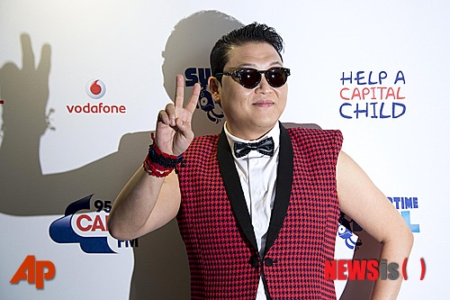 【서울=뉴시스】이재훈 기자 = 월드스타 싸이(36)가 영국을 들썩였다.&nbsp; 싸이는 9일(현지시간) 현지 메이저 라디오방송사 캐피털 FM이 꿈의 무대로 통하는 웸블리 스타디움에서 펼친 음악축전 '서머타임 볼 2013'에서 히트곡 '강남스타일'과 '젠틀맨'을 불렀다.&nbsp; 공연장에 운집한 8만명은 '강남스타일'에 맞춰 말춤을 추는 장관을 연출했다.&nbsp; 싸이는 전날에는 영국 iTV 오디션 프로그램 '브리튼스 갓 탤런트' 시즌7의 파이널 무대에 올라 축하 공연을 했다.&nbsp; 영국 미디어와 인터뷰에서는 영국 출신 세계적인 록밴드 '퀸'을 보면서 팝스타의 꿈을 키워왔다고 밝혔다.&nbsp; 한편, '서머타임 볼'에 출연한 그룹 '테이크 댓' 출신 팝스타 로비 윌리엄스(39)는 캐피털FM과 인터뷰에서 "내가 싸이에게 배울 것이 있을 것"이라며 "스튜디오에서 함께 결과물을 내놓고 싶다"고 말하기도 했다.&nbsp; 싸이도 자신의 트위터에 윌리엄스와 함께 찍은 사진을 올려 "예전부터 이 사람의 팬이었다. 방금 그 역시 나의 팬이라는 것을 알게 됐다"고 적었다.&nbsp;&nbsp; realpaper7@newsis.com 