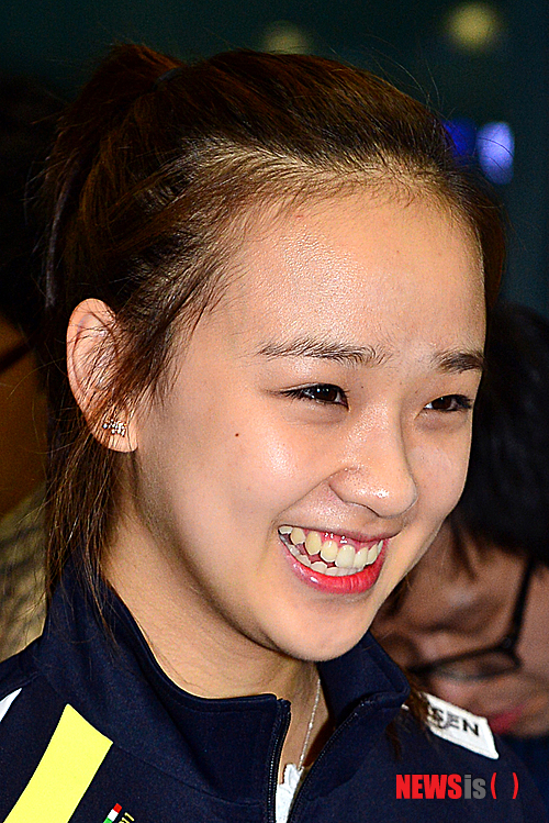【인천공항=뉴시스】조종원 기자 = 한국 리듬체조 사상 처음으로 아시아선수권대회 3관왕에 오른 리듬체조 요정 손연재가 10일 오전 인천국제공항을 통해 입국 후 취재진의 질문에 답변을 하고 있다. 2013.06.10.&nbsp; choswat@newsis.com 