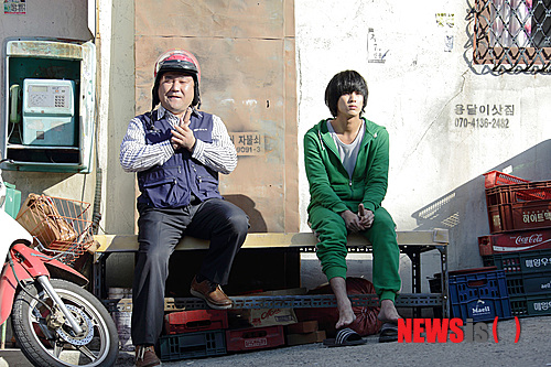 【서울=뉴시스】박영주 기자 = 김수현(25) 주연 영화 '은밀하게 위대하게'(감독 장철수)가 개봉 5일 만에 관객 350만명을 모았다.&nbsp; 영화진흥위원회 영화관입장권 통합전산망에 따르면, '은밀하게 위대하게'는 7~9일 1341개관에서 1만853번 상영돼 206만4590명을 모았다. 매출액 점유율 68.9%, 누적관객 349만1511명이다.&nbsp; '은밀하게 위대하게'는 분단 현실에서 정체성 혼란을 겪는 남파간첩 '원류환'과 마을 사람들 사이에서 일어나는 일을 그렸다. 개봉 36시간 만에 100만명, 72시간 만에 200만명을 넘겼다. 8일 하루 82만520명을 모아 개봉 5일째인 9일 오전 300만명을 넘어섰다. 손익분기점은 220만명이다.&nbsp; 할리우드 블록버스터 '스타트렉 다크니스'(감독 J J 에이브럼스)는 412개관에서 4627번 상영돼 28만4139명(누적 126만1094명)으로 2위에 올랐다.&nbsp; 5일 '은밀하게 위대하게'와 동시 개봉한 '무서운 이야기2'(감독 김성호·김휘·정범식)는 3위에 랭크됐다. 337개관에서 5011번 상영돼 17만2776명, 누적 34만7311명을 극장으로 불렀다.&nbsp; 4위는 291개관에서 3353번 상영돼 9만7797명(누적 170만8497명)을 모은 영화 '분노의 질주: 더 맥시멈'(감독 저스틴 린)이 차지했다.&nbsp; 272개관에서 1395번 상영돼 8만2563명(누적 81만9621명)을 앉힌 '크루즈 패밀리'(감독 커크 드 미코·크리스 샌더스)는 5위다.&nbsp; 6위 '백악관 최후의 날'(누적 11만3476명), 7위 '몽타주'(누적 206만999명), 8위 '애프터 어스'(누적 52만4612명), 9위 '위대한 개츠비'(누적 139만1906명), 10위 '극장판 썬더일레븐 GO VS 골판지 전사 W'(누적 3만210명)가 톱10을 형성했다.&nbsp; gogogirl@newsis.com