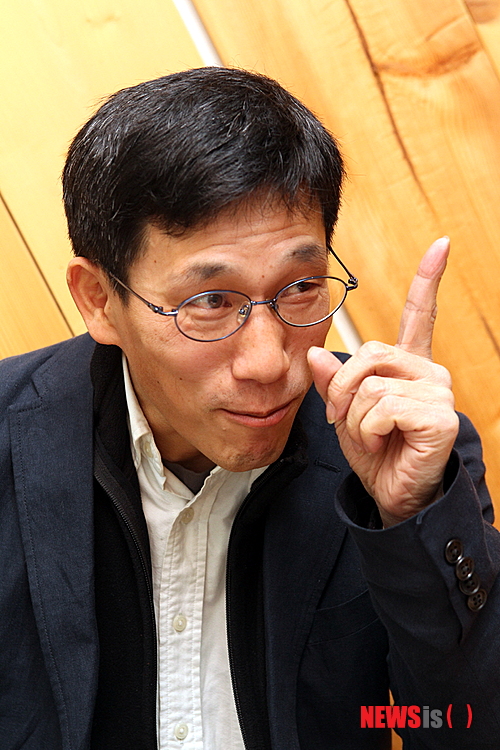 【서울=뉴시스】유상우 기자 = 진중권(50) 동양대 교수가 JTBC ‘임백천·임윤선의 뉴스콘서트’에 패널로 출연한다. JTBC 측은 10일 “진중권 교수를 뉴스콘서트의 목요일 고정 패널로 영입했다”며 “13일부터 매주 목요일 국내 정치·경제·문화 이슈 등을 다룬다”고 밝혔다. ‘뉴스콘서트’는 김진 중앙일보 논설위원(월), 조순형 전 국회의원(화), 이철희 두문정치전략연구소장과 최창렬 용인대 교수(수), 진중권 교수로 이어지는 패널을 갖추게 됐다. 금요일은 각 시사 이슈를 다루는 여러 패널을 초청해 토론한다. 담당 이영배 PD는 “손석희 사장 부임 이후 균형 잡힌 보도를 추구하는 JTBC의 방향에 진 교수가 공감해 출연이 성사됐다”면서 “앞으로 뉴스콘서트가 더 다양한 세대와 이념의 시청자에게 어필할 수 있을 것”이라고 기대했다. ‘뉴스콘서트’는 평일 오후 4시35분에 방송된다. swryu@newsis.com