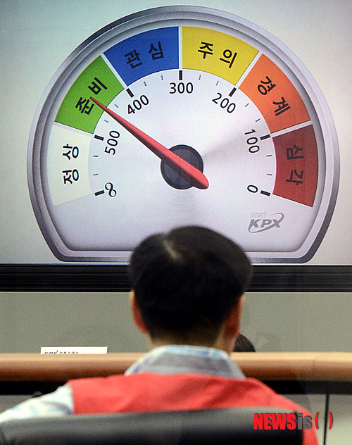 【서울=뉴시스】홍찬선 기자 = 무더위가 이어지면서 전력경보가 발령될 것으로 예고된 10일 오후 서울 강남구 삼성동 전력거래소에서 관계자들이 전력수급현황을 살펴보고 있다. 2013.06.10&nbsp; mania@newsis.com