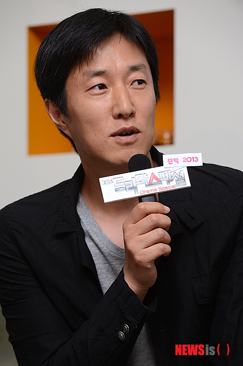 【서울=뉴시스】오제일 기자 = "미니시리즈에 비해 적은 제작비지만, 모자란 제작비를 열정으로 채워넣었다. 단막극이 드라마에 다양성을 부여하는 장르가 됐으면 한다."(이정섭 PD)&nbsp; KBS 2TV '드라마 스페셜'이 '작품성을 담보한다'는 호평 속에 방송 시간을 일요일 밤 11시45분에서 수요일 밤 11시20분으로 옮겼다. MBC TV '라디오스타', SBS TV '짝' 등 타 방송사의 간판 예능프로그램과 맞서는 시간대다.&nbsp; 시간대를 옮긴 후 첫 단막극인 '내 낡은 지갑 속의 기억'을 연출한 이 PD는 "4월 중순에 편집까지 끝냈다. 수요일로 방송시간대를 옮긴다는 것은 나중에 알았는데 걱정이 앞선다"고 전했다.&nbsp; '내 낡은 지갑 속의 기억'은 교통사고로 기억을 잃은 '영재'가 고등학생 '수아'의 도움으로 기억을 되찾으려 나선다는 줄거리다. MBC TV 예능프로그램 '진짜 사나이'를 통해 주목받고 있는 류수영(34)을 비롯해 남보라(24), 유인영(29) 등이 출연한다.&nbsp; 이 PD는 "정상적인 출연료로는 섭외할 수 없는 급의 배우들이다. 출연료를 30~50% 적게 주면서 촬영했다. '좋은 드라마의 좋은 역할을 출연료 신경 쓰지 말고 연기해달라'고 권했다. 배우들이 흔쾌히 받아들여 캐스팅은 하루 만에 끝났다"고 설명했다.&nbsp; "출연 배우들도 미니시리즈에 출연하게 되면 연기 외에도 고려해야 할 부분이 있는데 '드라마 스페셜'의 경우 연기에만 집중할 수 있다. 배우들도 초심으로 돌아갈 수 있는 기회를 받지 않았나 생각한다."&nbsp; '영재'를 연기하는 류수영은 이 PD의 말에 동의했다. "데뷔 초에 단막을 예닐곱 개 했는데 연기생활에 밑거름이 됐다. 단막극은 제작비가 적은만큼 눈치 볼 곳도 없다. 연기에 집중할 수 있는 유일한 장르가 아닌가 생각한다. 최근 초심으로 돌아가자고 생각하고 있었는데 이번 작품을 촬영한 뒤에 많이 만족할 수 있었다."&nbsp; '수아' 역의 남보라도 "3년 전 '마지막 후레시맨'이라는 단막극을 재미있게 촬영했다. 지금도 제일 좋아하는 작품이다. 단막극은 영화보다 짧지만 영화처럼 볼 수 있다는 매력이 있는 것 같다. 수요일 밤, 한 편의 영화가 나왔으면 좋겠다"고 기대했다.&nbsp; '영재'의 지갑 속 여인 '지우'로 등장하는 유인영에게 단막극은 특별하다. 단막극으로 데뷔한 유인영은 2007년 KBS 연기대상 여자단막극상으로 데뷔 후 첫 상을 받았다. "단막극에 아련한 추억이 있다. 비중이 크지 않은 역할이지만 대본을 보고 조르듯 청해서 작품을 하게 됐다."&nbsp; 어렵게 황금 시간대를 차지한 '드라마 스페셜'에게 시청률은 간절하다. 일정 수준 이상의 시청률을 유지해야 현 시간대를 유지할 수 있다는 판단이다. "시청자들이 예능시간대에 방송되는 드라마를 어떻게 볼 것인가에 대한 걱정은 있지만 단막극 PD들이 고심을 거듭하며 작품을 만들고 있다."(이 PD)&nbsp; 출연 배우들은 시청률 공약을 통해 '드라마 스페셜'을 응원했다. '내 낡은 지갑 속의 기억' 출연진은 7%대를 웃도는 시청률을 기록할 경우 광화문 세종대왕 동상 앞에서 튀긴 건빵을 팔아 수익금을 기부하기로 했다.&nbsp; 류수영은 "미니시리즈를 본 후에 채널을 돌리거나 계속 보는 방송 시간대일 것 같다. 드라마를 좋아하는 분들이 많이 봐줬으면 좋겠다. 물론, 기존의 예능프로그램 시청자가 넘어오는 것도 감사하다"고 바랐다.&nbsp; 12일 밤 11시20분 방송되는 '내 낡은 지갑속의 기억'을 시작으로 '내 친구는 아직 살아있다' '유리반창고' '불침번을 서라' 등 8편의 단막이 제작 완료된 채 방송을 앞두고 있다.&nbsp; 정성효 EP는 "관행적인 드라마 제작 시스템에서 벗어나 좋은 작품을 선보이는 것이 우선이다. 진부한 소재 때문에 드라마 위기설이 있다. 우리는 기본으로 돌아가 '드라마는 이런 것'이라는 울림을 줄 것"이라고 밝혔다.&nbsp; kafka@newsis.com