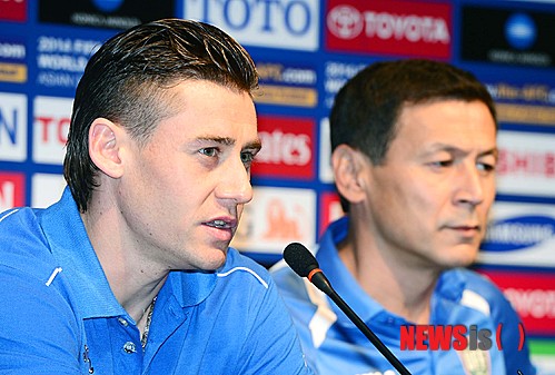 【서울=뉴시스】전신 기자 = 우즈베키스탄 축구대표팀 제파로프가 10일 오후 서울 성산동 서울월드컵경기장에서 열린 2014 브라질월드컵 아시아지역 최종예선 7차전 한국-우즈베키스탄 경기 대비 대표팀 공식 기자회견에서 취재진의 질문에 답변하고 있다. 2013.06.10.&nbsp; photo1006@newsis.com