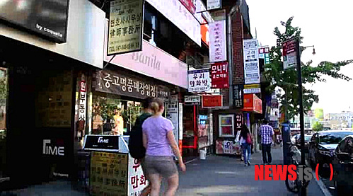 【뉴욕=뉴시스】노창현 특파원 = 뉴욕타임스가 뉴욕의 코리아타운으로 잘 알려진 플러싱 일대를 홈페이지 동영상으로 소개해 눈길을 끌고 있다. 뉴욕타임스는 지난 7일부터 홈페이지에 ‘퀸즈의 작은 코리아(A Little Korea in Queens)’ 라는 동영상을 올려놓고 있다. “플러싱 노던블러바드를 걸으면 마법에 의해 서울 어딘가로 이동해 걷고 있다는 생각이 든다”는 소개문으로 시작되는 동영상은 2분여간 플러싱 일대의 거리와 상점 음식점과 짧은 인터뷰를 곁들이며 생동감있게 전개된다. <사진=NYT 홈페이지> 2013.6.11 robin@newsis.com