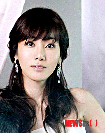 【서울=뉴시스】이재훈 기자 = 팝페라 가수 이사벨(34)의 상승세가 가파르다.&nbsp; 홍보사 에이엠지글로벌에 따르면, 이사벨은 최근 포털사이트 네이버 뮤직 클래식 인기 아티스트 차트에서 4위를 차지했다.&nbsp; 리처드 용재 오닐, 세라 브라이트만, 조수미 등 세계적 클래식 아티스트의 뒤를 이었다.&nbsp; 이사벨이 부른 MBC TV 월화극 '구가의 서' OST '마이 에덴(MY EDEN)'은 네이버 뮤직 클래식 차트 정상에 올랐다. 엠넷 클래식 차트에서는 2개월 전부터 1위를 지키고 있다.&nbsp; '마이 에덴'은 대중가요가 주류인 드라마 OST에서는 이례적인 팝페라 장르로 공개 직후부터 주목받고 있다.&nbsp; OST 제작사 퓨리팬 이엔티는 "이사벨이 MBC나눔 홍보대사로 활약하며 어린이와 다문화 가족들을 위해 재능기부를 한 것도 그녀에 대한 관심을 환기시킨 것 같다"면서 "'마이에덴'은 유튜브를 통해 10개국 이상 버전으로 퍼져나가고 있어 세계 음악팬들에게도 관심을 모을 것"이라고 기대했다.&nbsp; realpaper7@newsis.com 