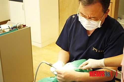 【서울=뉴시스】유희연 기자 = 성대혁 구강전문의는 매목된 사랑니가 바로 옆의 어금니에 영향을 주거나 잇몸 염증 등을 일으킬 우려가 있다면 반드시 제거할 것을 11일 권했다.2013.06.11.(사진=성대혁치과 제공)&nbsp; lovely_jh@newsis.com&nbsp; 