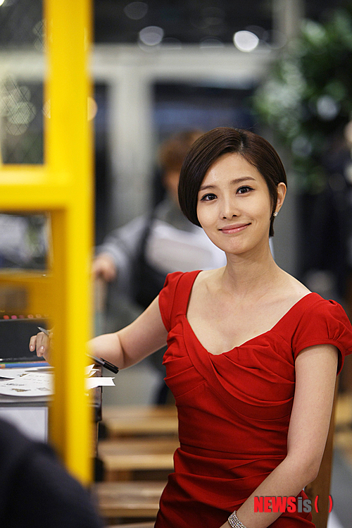 【서울=뉴시스】김정환 기자 = 탤런트 김유리(29)가 오는 8월 방송하는 SBS TV 드라마 ‘주군의 태양’에 캐스팅됐다.&nbsp; 톱스타이자 ‘주중원’(소지섭)이 소유한 쇼핑몰 ‘킹덤’의 메인모델인 ‘태이령’역이다. 고교 동창생 ‘태공실’(공효진)에 의해 결혼식이 무산된 뒤 그녀와 얽히게 된다.&nbsp; 김유리는 “진혁 감독과 홍 자매 작가들의 작품에 출연하게 돼 영광이다. 많은 것을 배울 수 있는 기회를 가지게 된 것에 감사한다”며 “좋은 연기를 통해 재미있고 기억에 남는 드라마가 될 수 있도록 최선을 다 하겠다”고 전했다.&nbsp;&nbsp; 김유리는 앞서 SBS TV ‘청담동 앨리스’에서 ‘한세경’(문근영), ‘서은주’(소이현)와 대립각을 세우는 시크한 커리어우먼 ‘신인화’로 나와 강렬한 인상을 남겼다.&nbsp; ‘로코믹 호러’를 표방하는 ‘주군의 태양’은 사고 이후 귀신을 보게 되면서 세상을 외면하고 자신을 포기했던 여자와 오만방자하고 자기중심적이던 남자의 영혼을 위로하는 ‘힐링 스토리’다. MBC TV ‘최고의 사랑’(2011) 등의 홍정은·미란 작가, ‘찬란한 유산’ ‘시티헌터’ 등의 진 PD가 만든다. 영화배우 소지섭(36)과 공효진(33)의 안방극장 복귀작이다.&nbsp; ace@newsis.com 