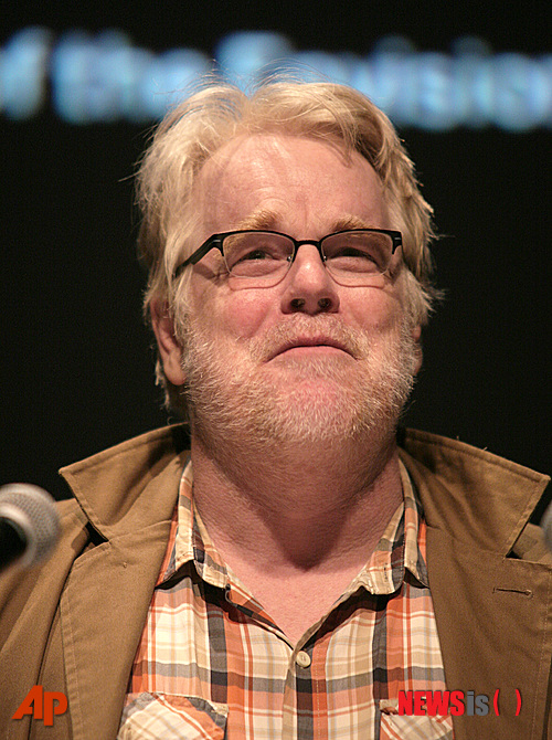 【서울=뉴시스】박영주 기자 = CJ CGV의 다양성영화 전문 브랜드 무비꼴라쥬가 7월의 배우로 필립 세이무어 호프만(46)을 선정해 ‘이달의 배우 기획전’을 개최한다.&nbsp; 호프만은 2005년 첫 주연작 ‘카포티’로 뉴욕타임스 ‘2005년을 빛낸 최고의 배우’, 2006년 아카데미, 골든 글로브상 남우주연상을 거머쥐었다. 또 지난해 폴 토머스 앤더슨(43) 감독의 신작 ‘마스터’에서 놀라운 열연을 펼쳐 2012 베니스영화제 남우주연상을 받았다.&nbsp; 이번 기획전에서는 ‘마스터’를 비롯해 ‘마지막 4중주’ ‘시네도키, 뉴욕’ ‘악마가 너의 죽음을 알기 전에’ 등 4편을 상영한다.&nbsp; 11~17일 CJ CGV압구정, 18~24일 CJ CGV강변, 25~31일 CJ CGV대전에서 볼 수 있다.&nbsp; gogogirl@newsis.com