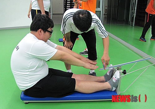 【대전=뉴시스】유순상 기자 = 배재대 레저스포츠학과 학생 6명이 여름방학을 맞아 내달 15일부터 8월 12일까지 학교에서 '제2기 도전! 4주 다이어트 캠프'를 개최한다. 사진은 캠프 첫해인 지난해 참가자들의 운동 모습.(사진=배재대 제공)&nbsp; ssyoo@newsis.com