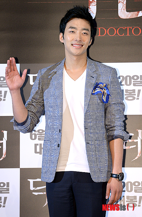 【서울=뉴시스】김인철 기자 = 영화배우 서건우가 12일 오후 롯데시네마 건대입구점에서 열린 영화 '닥터' 언론시사회에서 포토타임을 갖고 있다. 2013.06.12.&nbsp; yatoya@newsis.com