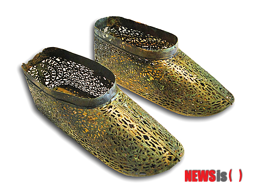 【고창=뉴시스】김종효 기자 = 12일 전북 고창군은 오는 13일~18일까지 고인돌박물관에서 아산면 봉덕리 1호 고분 출토유물 128점을 '마한 분묘문화의 중심지, 고창 봉덕리 고분'이란 주제로 특별전시한다고 밝혔다. 지난 2009년 고창군의 의뢰를 받아 마한백제문화연구소가 진행한 발굴조사에서는 국내 출토유물 중 보존상태가 가장 양호한 금동신발과 칠기로 만든 화살통, 중국제 청자 등이 출토됐다. 국립문화재연구소를 거쳐 보존처리가 완료된 유물들은 이번 전시회를 통해 최초로 일반에 공개된다. 전시 유물 중 '금동신발'. 2013.06.12. (사진 = 고창군 제공) photo@newsis.com