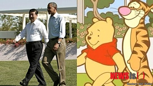 【서울=뉴시스】﻿﻿영국 공포영화 '곰돌이 푸: 피와 꿀'이 23일 홍콩과 마카오에서 상영할 예정이었으나 갑자기 취소됐다. 이는 중국 당국의 검열때문으로 예상된다. 시진핑 중국 국가주석과 버락 오바마 전 미국 대통령이 나란히 걸어가는 모습이 미국 만화 주인공 '푸와 ‘티거’에 비유한 사진. 2013.6.13