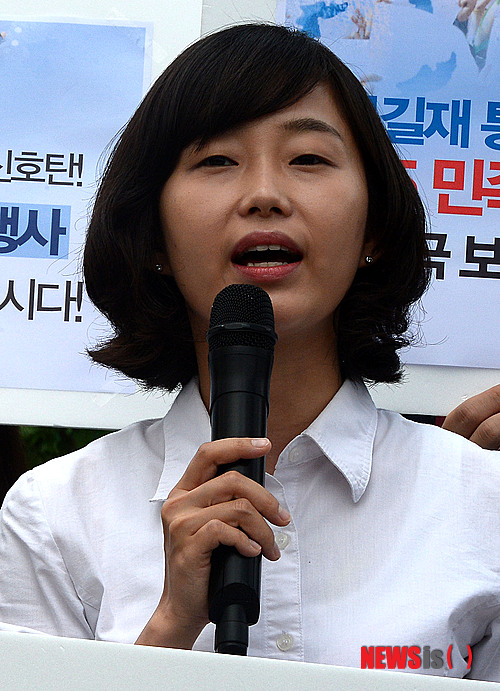 【서울=뉴시스】박동욱 기자 = 김재연 통합진보당 의원을 비롯한 전쟁반대 평화실현 국민행동 등 관련단체 참가자들이 13일 오전 정부서울청사 정문 앞에서 '6.15민족공동행사 성사를 위한 청와대 도보순례 선포식' 기자회견을 하고 있다. 2013.06.13.&nbsp; fufus@newsis.com