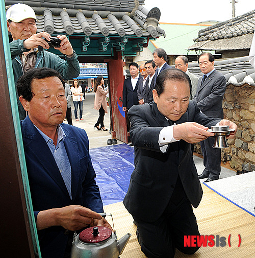 【창녕=뉴시스】안지율 기자 = 경남 창녕군 영산 사적보존회는 전통 민속명절 중의 하나인 단오를 맞아 13일 영산시장 내 문호장사당에서 주민 30여 명이 참석한 가운데 김충식 군수가 초헌관으로 제례를 봉행하고 있다. 2013.06.13. (사진=창녕군 제공) photo@newsis.com