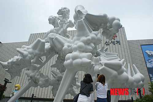 【천안=뉴시스】이종익 기자 = 신세계백화점 충청점(점장 최주경)이 13일 오전 백화점 조각광장에서 세계 현대미술계가 주목하는 젊은 작가 '코헤이 나와(Kohei Nawa)'의 조각 작품 '매니폴드(Manifold)'를 첫 공개한 가운데 시민들이 핸드폰으로 사진을 찍고 있다. 신세계백화점 충청점 조각광장에 영구 설치되는 '매니폴드' 작품은 다양함을 뜻하는 'Mani'와 접는다는 의미인 'Fold'의 합성어로 높이13m, 너비16m, 폭12m에 무게가 약 27톤에 달하며 중국과 일본 현지 공장에서 3년에 걸쳐 제작, 설치에만 3개월이 소요됐다. 2013.06.13. 007news@newsis.com