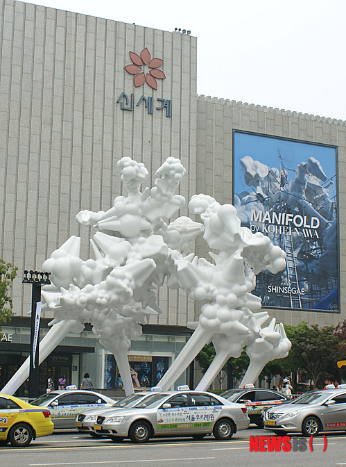 【천안=뉴시스】이종익 기자 = 신세계백화점 충청점(점장 최주경)이 13일 오전 백화점 조각광장에서 세계 현대미술계가 주목하는 젊은 작가 '코헤이 나와(Kohei Nawa)'의 조각 작품 '매니폴드(Manifold)'를 첫 공개했다. 신세계백화점 충청점 조각광장에 영구 설치되는 '매니폴드' 작품은 다양함을 뜻하는 'Mani'와 접는다는 의미인 'Fold'의 합성어로 높이13m, 너비16m, 폭12m에 무게가 약 27톤에 달하며 중국과 일본 현지 공장에서 3년에 걸쳐 제작, 설치에만 3개월이 소요됐다. 2013.06.13. 007news@newsis.com