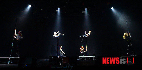 【서울=뉴시스】서재훈 기자 = 걸그룹 애프터스쿨(정아, 주연, 유이, 레이나, 나나, 리지, 이영, 가은)이 13일 오후 서울 마포구 서교동 롯데카드 아트센터에서 여섯번째 맥시 싱글 앨범 '첫사랑' 컴백 기념 언론간담회에 앞서 타이틀곡 '첫사랑' 무대를 선보이고 있다. 2013.06.13.&nbsp; jhseo@newsis.com