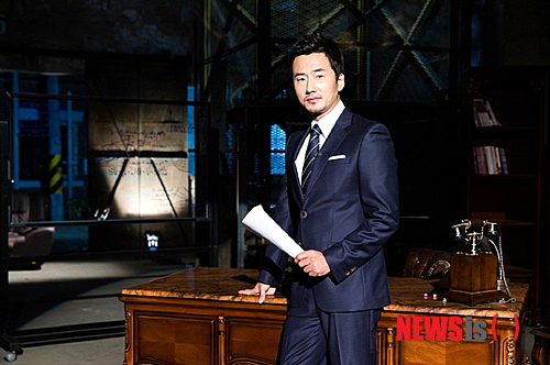 【서울=뉴시스】오제일 기자 = 탤런트 류승수(42)가 종합편성채널 채널A 모큐드라마 '싸인'을 진행한다.&nbsp; 허구의 상황을 실제처럼 가공하는 모큐멘터리에서 모티브를 얻은 사건 추리 드라마다. 다큐멘터리의 특징인 사실주의 기법을 활용한다. 지난 2월 파일럿 프로그램으로 방송됐다.&nbsp; 류승수는 파일럿에 이어 정규 프로그램도 이끈다. "새로운 형식의 드라마라 고민도 많지만 시청자들에게 반향을 불러일으킬지 설렘도 크다. 정의감 넘치는 사립 탐정의 이미지로 시청자에게 다가갈 것"이라는 각오다.&nbsp; 첫회는 '황혼 로맨스의 덫'이다. 40대 여성의 시체가 불에 탄 차량에서 발견된 사건을 다룬다.&nbsp; 25일부터 매주 화요일 밤 11시에 방송된다.&nbsp; kafka@newsis.com