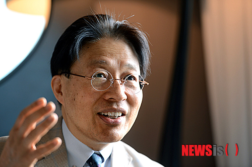 【서울=뉴시스】서재훈 기자 = 일본 지식인 80명과 한국인 지식 40명이 참여해 만든 '한국의 지(知)를 읽다'를 오는 8월 일본 쿠온 출판사를 통해 출간 예정인 노마 히데키(野間秀樹·60) 일본 국제교양대 교수가 13일 서울 시내 한 호텔에서 뉴시스와 인터뷰를 하고 있다.&nbsp;&nbsp; 노마 히데키 교수는 작년 주시경학술상에서 외국인으로는 처음으로 수상자로 선정된 바 있다. 2013.06.13.&nbsp;&nbsp; jhseo@newsis.com