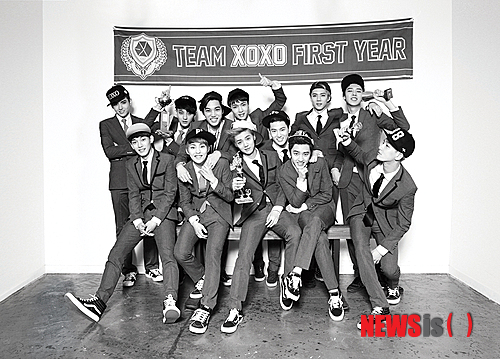 【서울=뉴시스】이재훈 기자 = 그룹 '엑소(EXO)'가 국제적으로 주목 받고 있다. 엑소가 이달 초 발표한 정규 1집 'XOXO'(키스 & 허그)가 13일(현지시간) 발표된 6월22일자 미국 '빌보드' 월드앨범 차트에서 1위에 올랐다. 빌보드의 수십개 차트 중 하나인 월드앨범 차트는 메인 차트인 핫100(싱글)과 빌보드200(앨범)보다 급은 떨어진다. 그러나 미국시장 진출과 스타덤 진입 가능성을 보여준다는 점에서 주목된다. 'XOXO'는 이 뿐 아니라 한터차트, 핫트랙스 등 국내 음반차트에서도 1위를 차지했다. 타이완 음반판매량 집계 차트인 파이브 뮤직의 한·일 차트 주간 1위(5월31일~6월6일), 일본 음반체인 타워레코드 주간차트(6월 3~9일) 2위 등 아시아에서도 인기를 확인 중이다. 엑소는 14일 KBS 2TV '뮤직뱅크', 15일 MBC TV '쇼! 음악중심', 16일 SBS TV '인기가요' 등에서서 'XOXO'의 타이틀곡 '늑대와 미녀'를 부른다. realpaper7@newsis.com