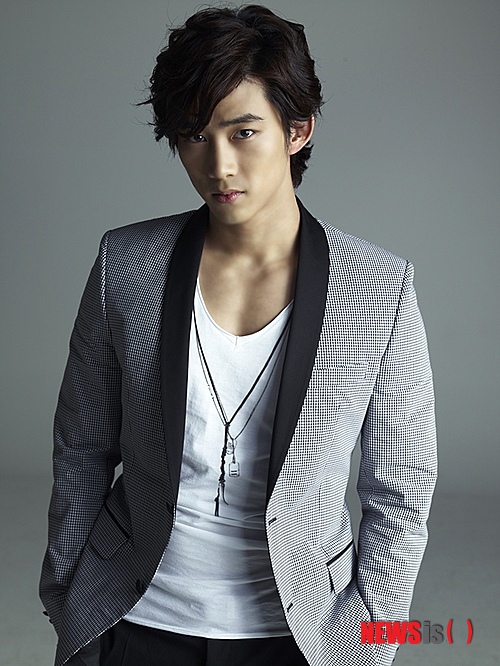 【서울=뉴시스】유상우 기자 = 탤런트 소이현(29)과 그룹 ‘2PM’의 옥택연(25)이 tvN 새 월화드라마 ‘후아 유’에 출연한다.&nbsp; 남들에게 보이지 않는 것을 보는 여자 ‘시온’과 보고 만진 것만 믿는 사실 우선주의자 ‘건우’ 중심의 고스트 멜로물이다. 형사라는 공통점 말고는 전혀 다른 극과 극의 두 남녀가 유실물센터에 남겨진 물건들의 사연을 풀어가면서 서로를 이해한다는 내용이다.&nbsp; 소이현은 경찰청의 에이스였다가 불미스러운 사고 이후 영혼을 보는 남다른 눈을 갖게 된 ‘양시온’을 소화한다. 억울한 영혼들의 복잡한 사연을 돕고자 움직이는 적극적이고 다부진 캐릭터다.&nbsp; 정상적인 경찰 생활을 할 수 없어 유실물센터 팀장으로 발령을 받은 시온에게 유실물은 단순한 물건이 아니다. 특유의 촉과 타고난 실력으로 억울한 사연이 있는 영혼들을 돕기 위해 물불을 가리지 않는다.&nbsp; 소이현 측은 “소이현은 ‘양시온’을 통해 따뜻하고 섬세한 감성 연기를 선보일 것”이라고 기대했다.&nbsp; 옥택연은 뭐든 눈으로 직접 봐야 직성이 풀리는 강력반 사고뭉치 ‘차건우’로 나온다. 어느 날 갑자기 유실물센터로 발령을 받아 ‘시온’을 팀장으로 모시면서 인연이 시작된다. ‘영혼을 보는’ 시온이 유실물에 억울한 사연이 담겨 있는 것 같다는 말을 정신 나간 이야기로 취급한다. 그러나 시온이 말한대로 유실물에 얽힌 사건이 하나씩 정체를 드러내면서 시온에게 믿음을 갖게 된다.&nbsp;&nbsp; 제작진은 “영혼을 보는 여자와 사람조차 믿지 않는 남자의 멜로가 신선함을 주는 동시에 주인공이 영혼과 소통하며 그들의 억울함을 풀어주는 따뜻한 휴머니즘이 덧입혀진 색다른 작품이 될 것”이라고 전했다.&nbsp; ‘연애조작단; 시라노’ 후속으로 7월 말 방송된다.&nbsp; swryu@newsis.com