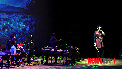 【서울=뉴시스】유상우 기자 = KTV ‘국악 콘서트 울림’은 15일 오후 8시20분 최근 국립국악원 우면당에서 열린 ‘국악콘서트-다담’을 녹화 방송한다.&nbsp; ‘다담’에는 연출가 오태석씨가 이야기 손님으로 출연해 ‘일상에서 만나는 환상의 시간, 연극의 즐거움’에 대해 이야기한다. 산조, 무속, 판소리 등의 전통음악을 즉흥적인 시나위로 풀어내는 젊은 국악 그룹 ‘앙상블 시나위’의 공연도 펼쳐진다.&nbsp; 4년째로 접어든 ‘국악콘서트-다담’은 매회 건축·문화·여행·힐링·건강·만화 등 문화예술의 다양한 방면에서 활동하는 명사를 초청해 진솔한 삶의 얘기를 나누고 국악 연주를 들려주는 국립국악원의 대표 국악 브랜드 콘서트다.&nbsp; swryu@newsis.com