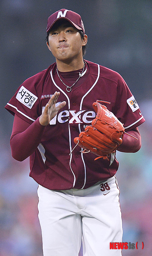 【서울=뉴시스】김인철 기자 = 14일 오후 서울 잠실야구장에서 열린 2013 한국야쿠르트 세븐 프로야구 LG 트윈스와 넥센 히어로즈의 경기에서 3회말 2사 1루 상황 LG 박용택 타석때 1루주자 김용의가 도루에 실패하며 태그아웃 되자 넥센 선발 김영민이 박수를 치고 있다. 2013.06.14.&nbsp; yatoya@newsis.com