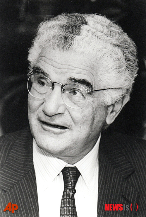 【뉴욕=AP/뉴시스】촬영 날짜가 확실하지 않은 폴 소로스의 사진. 조지 소로스의 형지자 해운 설계 부문의 대가인 폴 소로스는 15일 87세를 일기로 사망했다. 2013.6.16