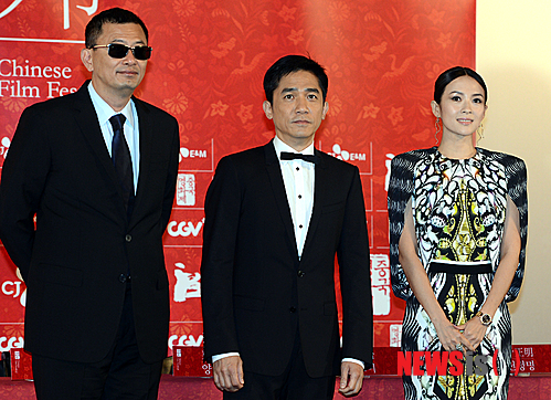 【서울=뉴시스】조성봉 기자= 16일 오후 서울 영등포구 CGV 여의도 3관에서 열린 2013중국영화제 기자회견에 참석한 왕가위 감독, 배우 양조위, 장쯔이가 인사를 하고 있다. 2013.06.16. suncho21@newsis.com