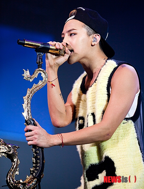 【서울=뉴시스】이재훈 기자 = 한류그룹 '슈퍼주니어'와 '빅뱅' 멤버 지드래곤(25)이 지난 주말 아시아를 휩쓸었다.&nbsp; 슈퍼주니어가 15, 16일 홍콩 아시아 월드엑스포아레나에서 펼친 월드투어 '슈퍼쇼5 인 홍콩'으로 2만4000여명이 운집했다.&nbsp; 슈퍼주니어는 4년 만의 현지 공연에서 '쏘리쏘리' '미인아' '미스터 심플' 등 25곡을 들려줬다. 중국어권에서 활동하는 유닛 '슈퍼주니어-M'은 '브레이크 다운'으로 더 큰 호응을 이끌었다.&nbsp; 16일 오후 6시 홍콩 스카이시티 메리어트호텔에서 열린 기자회견에는 홍콩TVB, 동방일보 등 중국어권 미디어의 취재진 100여명이 몰렸다.&nbsp; 매니지먼트사 SM엔터테인먼트는 "16일은 홍콩의 '아버지의 날'(매년 6월 셋째주 일요일)인 만큼 10, 20대 여성은 물론 어린이부터 30, 40대까지 가족 단위의 청중이 공연장을 찾았다"면서 "슈퍼주니어의 폭 넓은 인기를 확인했다"고 전했다.&nbsp; 슈퍼주니어는 7월6일 싱가포르 인도어스타디움으로 '슈퍼쇼 5'를 이어간다.&nbsp; 지드래곤은 15, 16일 인도네시아 자카르타 MEIS에서 솔로 월드투어 '원 오브 어 카인드'를 열었다.&nbsp; 매니지먼트사 YG엔터테인먼트는 "'하트브레이커' '크레용' '그XX' '미치GO' 등 총 20여곡을 열창하며 뜨거운 환호를 받았다"고 소개했다.&nbsp; 빅뱅의 또 다른 멤버 탑(26)이 게스트로 나서 빅뱅 유닛 '지디 & 탑' 무대도 선보였다.&nbsp;&nbsp; 지드래곤은 지난 3월 서울을 시작으로 8개국 13개 도시에서 25회 공연하는 월드 투어를 벌이고 있다. 말레이시아, 싱가포르 2개국 공연 만을 남겼다.&nbsp; realpaper7@newsis.com 