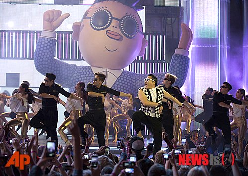 【서울=뉴시스】오제일 기자 = 가수 싸이(36)가 16일(현지시간) 캐나다 음악전문 채널 머치뮤직이 주최한 '머치 뮤직비디오 어워즈'(MMVA)에서 한국 가수 최초로 수상했다.&nbsp; 매니지먼트사 YG엔터테인먼트에 따르면, 싸이는 '강남스타일'로 팝스타 테일러 스위프트(24), 핑크(34), 데미 로바토(21) 등을 제치고 '올해의 세계적 인기 뮤직비디오상'(International Viral Video of the Year)을 받았다. 투표는 인터넷을 통해 이뤄졌다.&nbsp; 싸이는 수상소감을 통해 팬들에게 감사의 말을 전했다. "'젠틀맨'이 캐나다에서 플래티넘을 달성했다는 소식을 막 전해 들었다"고 '젠틀맨'을 홍보하기도 했다.&nbsp; 싸이는 이날 시상식에서 사회자로도 활약했다. 오프닝 무대로 '강남스타일', 엔딩 무대로 '젠틀맨'을 선보이는가 하면 팝스타 비욘세(32)의 '싱글 레이디' 춤으로 웃음을 자아내기도 했다.&nbsp; 한편, 싸이는 지난 8일 영국 iTV 오디션프로그램 '브리튼스 갓 탤런트' 시즌7 파이널 무대 축하공연에 이어 9일 웸블리 스타디움에서 '서머타임 볼 2013' 공연을 펼쳤다. 덕분에 싸이의 '젠틀맨'은 이날 영국 오피셜차트컴퍼니가 발표한 싱글차트에서 전주보다 34계단 상승, 17위를 기록했다.&nbsp; kafka@newsis.com