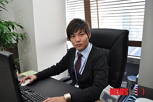 【서울=뉴시스】유희연 기자 = 평년보다 일찍 찾아온 무더위가 9월 이후까지 지속될 것이라는 전망이 나오면서, 맥주관련 업체들의 매출 호조가 예상되고 있다. 이와 관련, 17일 김준용 장사닷컴 팀장은 "대형마트에서 국산맥주의 판매량은 줄어들고 있는 반면 각국의 세계맥주는 높은 성장세를 이어가고 있다"며 "맥주 맛의 다양성을 추구하는 소비패턴이 세계맥주전문점의 전망을 밝게 하고 있다"고 전했다.2013.06.17.(사진=장사닷컴 제공)&nbsp; lovely_jh@newsis.com 