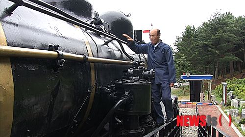 【서울=뉴시스】유상우 기자 = KTV ‘100년의 행복, 희망 대한민국’이 18일 오후 2시30분 ‘전쟁 영웅들의 비망록, 호국철도기념관을 가다’를 방송한다.&nbsp; ‘기자의 눈’ 코너에서는 중소기업을 강소기업으로 성장시키기 위한 조달청의 ‘희망 사다리 사업’을 전하고, ‘행복지수를 높여라’는 지난달 30일 대전 현충원에 개관한 호국철도기념관을 찾아간다.&nbsp; ‘희망광장 24시’에서는 국내 거주 난민들을 만나본다. 20일 난민의날을 맞아 난민이 처한 어려움과 문제 해결을 위한 방법은 무엇인지 알아본다.&nbsp; swryu@newsis.com 