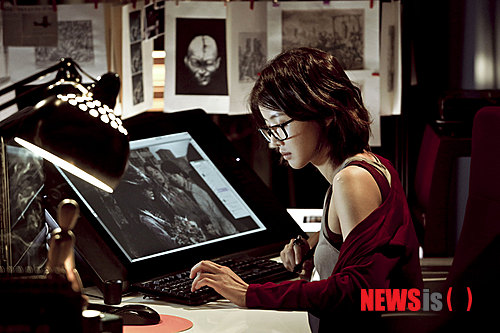 【서울=뉴시스】김정환 기자 = "한국 호러는 '더 웹툰: 예고살인' 전후로 나뉜다." 스릴러, 호러 마니아의 관점에서 내린 평가다.&nbsp; 극 전반부는 이렇다. 어느 날 포털사이트 웹툰 담당팀장이 참혹한 시체로 발견된다. 수사에 나선 형사 '기철'(엄기준)과 '영수'(현우)는 그가 사망 전 인기 호러 웹툰 작가 '지윤'(이시영)으로부터 e-메일로 전송 받은 새 작품을 보던 중 사망에 이르렀다는 사실을 알게 된다. 사망자는 바로 그 웹툰의 등장인물이 죽음을 맞은 모습 그대로 죽어있었다. 기철과 영수는 지윤을 범인으로 지목하지만 지윤은 결백을 주장한다. 그런데 웹툰 팀장 뿐 아니었다. 지윤의 웹툰 속 에피소드들처럼 사람들이 하나 둘씩 죽어나간다. 마치 예고 살인처럼. 그제서야 지윤을 믿게 된 기철은 지윤과 함께 사건을 풀어가기 시작한다. 그리고 마침내 감춰져 있던 충격적 진실이 드러난다.&nbsp; 언제부터인가 한국 호러는 귀신이 여기저기서 펑펑, 뿅뿅 등장하는 정도에 지나지 않았다. 그런 일이 매년 여름마다 반복되다 보니 이제는 식상함을 넘어 피로감마저 들기에 이르렀다. 한때 한국인을 공포의 벼랑 끝으로 몰아갔던 일제 호러들도 요즘은 눈을 크게 뜨고 지켜봐도 될 정도로 유치해졌다. 그러다 보니 오래 묵다 못해 곰삭은 '링'(1999)이나 '주온'(2002) 등이 새삼 그리워질 정도다.&nbsp; 할리우드에서 직송된 호러들도 마찬가지다. 살인마에 의한 참혹한 연쇄살인만 계속 등장하다 보니 면역이 돼버려서인지 이곳저곳 흥건한 피와 나뒹구는 신체 조각들이 거북스럽기만 할뿐 전혀 두렵지 않다. 게다가 최근 등장한 일부 호러들은 다큐멘터리 기법을 활용해 생생하기는 하지만 결말 없이 현재진행형으로 끝나버려 보고난 뒤 찜찜함을 덜어낼 수 없는 것도 사실이다.&nbsp;&nbsp; 물론, '더 웹툰 예고살인'이라고 해서 귀신이 어느 순간, 어느 장소, 어느 모습으로 나타나 등장인물들을 위협할 것이라는 예상까지 벗어던지지는 못했다. 그런 패턴과 공식을 답습한다고 해도 스토리가 워낙 탄탄하니 최소한 귀신의 출현에 납득이 가고, 이해가 된다. 그래서 용서는 물론 만족까지 할 수 있다.&nbsp; 로맨틱 코미디 '와니와 준하'(2001), 멜로 사극 '불꽃처럼 나비처럼'(2009) 등으로 더 유명하지만 호러 '분홍신'(2005) 연출 경력도 있는 김용균(44) 감독이 가장 주안점을 둔 것이 바로 그 점이다. "과거 '분홍신'에서 가진 이야기의 밀도에 대한 아쉬움을 풀고 싶었다"는 김 감독은 "우리 영화의 배우들과 스태프들이 제일 고민했던 부분이 스토리와 귀신 출현의 균형이었다. 맥락 없이 깜짝 놀라기만 한다면 보고 난 뒤 굉장히 기분이 안 좋게 마련이다. 그래서 우리는 놀라는 장면이 있어도 최대한 개연성을 부여해 그 이유가 설득되고, 공감되도록 하려고 했다"고 설명했다.&nbsp; 이 영화에 더욱 애정을 가게 만드는 것은 '웹툰'이다. 단, 그 성격은 다르다. 최근 스릴러 '이웃사람'(2012), 휴먼 액션 '26년'(2012), 액션 '은밀하게 위대하게'(2013) 등 히트한 웹툰을 영화화하는 시도가 유행처럼 번지고 있지만, 이 영화는 웹툰을 영화화한 것이 아니라 순수 창작시나리오를 토대로 했다. 그러면서도 요즘 대세인 웹툰을 102% 활용했다.&nbsp; 먼저, 웹툰을 주된 소재로 이용해 21세기에 귀신이 등장해 원한을 품은 대상에게 복수를 한다는 시대 착오적 허구에 현실성을 부여했다. 또 웹툰을 영화적 장치로 썼다. 실사 커트와 웹툰 커트를 교묘하게 뒤섞어 관객들에게 영화 못잖게 익숙해진 웹툰을 보는 재미를 주는 한편 '웹툰이 살인을 예고한다'는 영화의 이야기를 더욱 생생하게 전달한다.&nbsp;&nbsp; 동시에 차마 영상으로 표현할 수 없는 끔찍한 장면들을 효과적으로 스크린 위에 펼쳐놓는다. 덕분에 이 영화는 영상물등급위원회로부터 '청소년 관람불가' 등급이 아닌 '15세 이상 관람가'를 받아내 흥행에 유리한 고지를 점할 수 있었다.&nbsp; 이 영화의 빼놓을 없는 만족감은 이시영(31) 엄기준(37) 현우(28) 등 배우들에게서 비롯된다. 엄기준이야 그간 SBS TV '유령'을 비롯해 MBC TV '라이프 특별조사팀'(2008), OCN '더 바이러스'(2013) 등 TV 드라마와 2010년 '파괴된 사나이'(감독 우민호) 등 스릴러 장르를 섭렵한 것이나, 정평이 난 연기력 덕에 영화를 보기 전부터 훌륭한 캐스팅으로 여겨진다.&nbsp;&nbsp; 반면, 이시영과 현우는 자칫 의구심이나 불안감을 갖기 쉬운 캐스팅이다. 이시영은 그 동안 로맨틱 코미디 장르에 주로 출연하면서 쌓은 '로코 퀸' 이미지, 현우는 여배우도 울고 갈듯한 꽃미남 외모가 스릴러물과 거리감을 만드는 탓이다. 원톱인 이시영보다 엄기준이 가장 먼저 캐스팅된 것이나 현우가 오디션을 자청해 뛰어난 연기력을 보이기 전까지 김 감독이 캐스팅을 망설였던 것도 어찌 보면 그런 이유 때문이었는지도 모르겠다.&nbsp; 영화를 보고 나니, 김 감독은 선견지명이 있었다. 이시영은 그간 작품을 거듭하며 일취월장해온 연기력을 바탕으로 위험한 거래를 통해 웹툰 작가로 대성공을 거둔 지윤을 잘 표현해내며 '호러 퀸'으로 거듭났다. 김 감독은 "영화를 보기 전에는 이시영에 대해 기존 이미지와 안 어울리지 않을까 하는 의문들을 많이 갖게 마련이다. 그러나 감히 자신있게 말할 수 있는 것은 이시영이 연기를 너무 잘 해줬을 뿐만 아니라 현장에서 감독인 내가 지치고 힘들었던 몇 번의 고비에서 힘을 줬다는 것"이라고 치켜세웠다.&nbsp; 현우는 꽃미남 이미지를 발판 삼아 오히려 극중 충격적 반전의 주인공으로 직행했다. 김 감독은 "캐스팅 당시 현우의 첫인상은 너무 고운 것이 약점이었다. 그런데 현우의 연기를 보고 캐스팅했다. 그리고 현우는 외모적인 반전이 극에 큰 효과를 줬다"며 만족스러워 했다.&nbsp; '더 웹툰'은 27일 공포의 빗장을 연다. 이날은 마침 채닝 테이텀(33) 제이미 폭스(46)의 할리우드 액션 '화이트 하우스 다운'(감독 롤랜드 에머리히)의 개봉일이기도 하다. '은밀하게 위대하게'의 뒤를 이어 할리우드의 대공세로부터 한국 영화를 구할 수 있을까. '맨 오브 스틸'(감독 잭 스나이더)이나 '월드 워 Z'(감독 마크 포스터) 등 할리우드 SF에 비해서는 승산이 있는 맞대결이 아닐까도 싶다. '화이트 하우스 다운'이 약해서가 아니라 '더 웹툰'의 경쟁력이 뛰어나다는 판단에서 품게 되는 기대다.&nbsp; ace@newsis.com